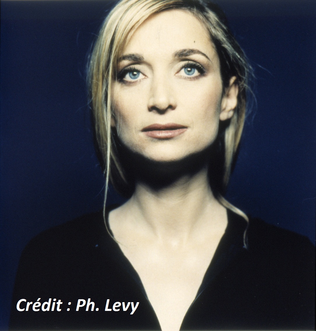 Valérie TONG-CUONG Auteur de nombreux romans et nouvelles et d'une oeuvre pour le théâtre, Valérie Tong Cuong est aussi scénariste, parolière et chanteuse.