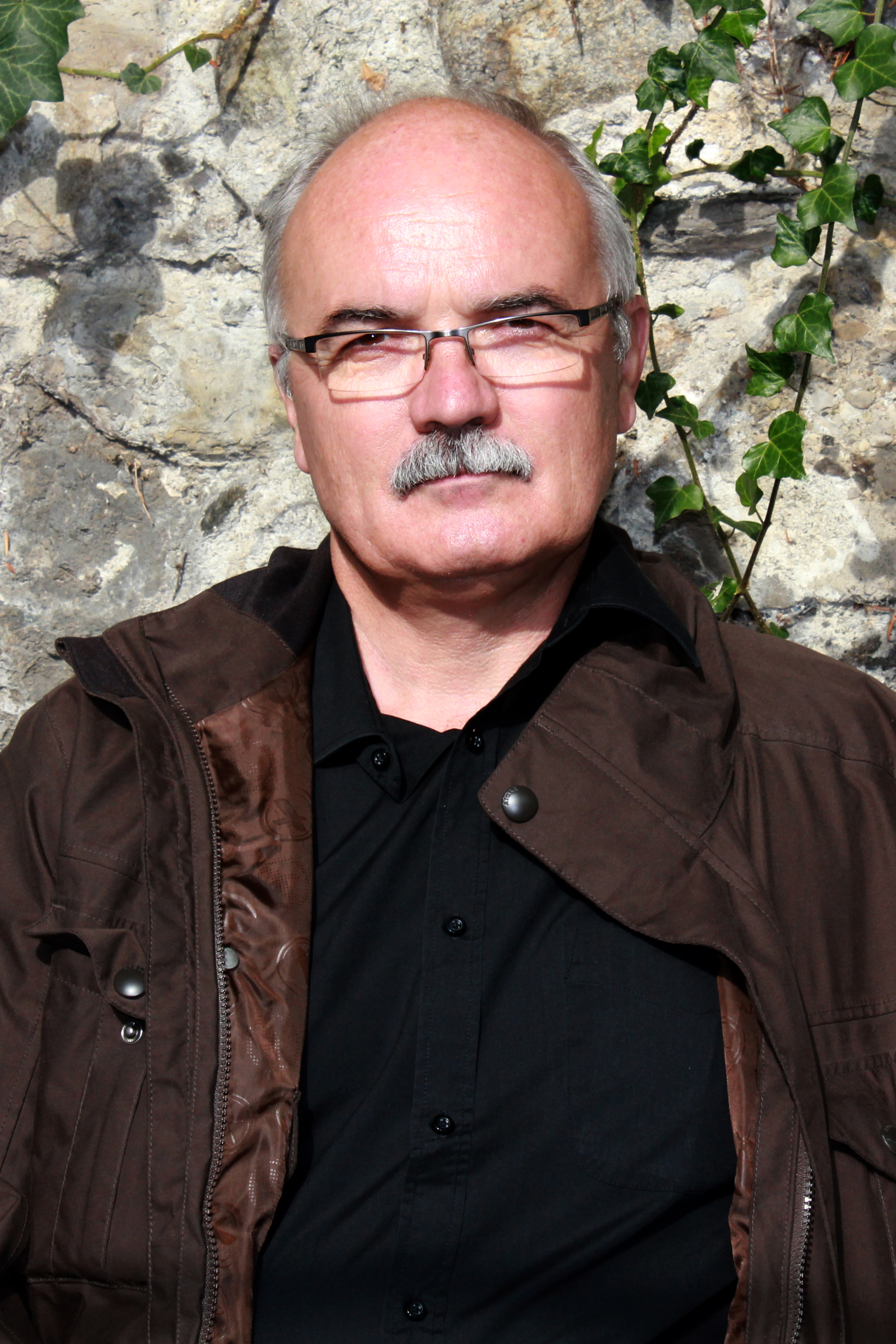 Gilbert GALLERNE Gilbert Gallerne a obtenu le Prix du Quai des Orfèvres 2010 pour son roman « Au pays des ombres » (éditions Fayard, 100 000 exemplaires vendus). Il avait publié avant cela une vingtaine d’ouvrages dans les différents registres de la littérature populaire, de la SF jusqu’au Gore. Depuis quelques années il s’est orienté avec succès vers l’écriture de thrillers. Parmi ceux-ci on peut citer notamment : « Teddy est revenu » (réédition en City poche, 2010), repris par France Loisirs et Succès du Livre, ses romans parus chez Belfond, « Le prix de l’angoisse » et « Le patient 127 », « L’ombre de Claudia », thriller paru en avant première chez France-Loisirs et récemment réédité par City, et son roman d’horreur atypique paru chez Baleine : « Magie Noire ».
Il est par ailleurs l’auteur d’une dizaine de traductions, parmi lesquelles Danse avec les loups et Basic Instinct.