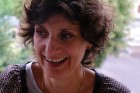 Blandine STINTZY J’aime les histoires où les personnages se confrontent à leurs émotions les plus profondes, se
remettent en cause, et affrontent leurs démons... pour mieux exprimer leur humanité.
Avant d’écrire moi même, j’ai travaillé pendant quinze ans en direction littéraire et production
artistique. J’ai gardé le goût des rencontres avec d’autres auteurs, et fais régulièrement des
consultations, de l’accompagnement ou des co-écritures.
Certifiée en Hypnose Générative et en Méthode Feldenkrais, je propose aussi des accompagnements
de coaching créatif.