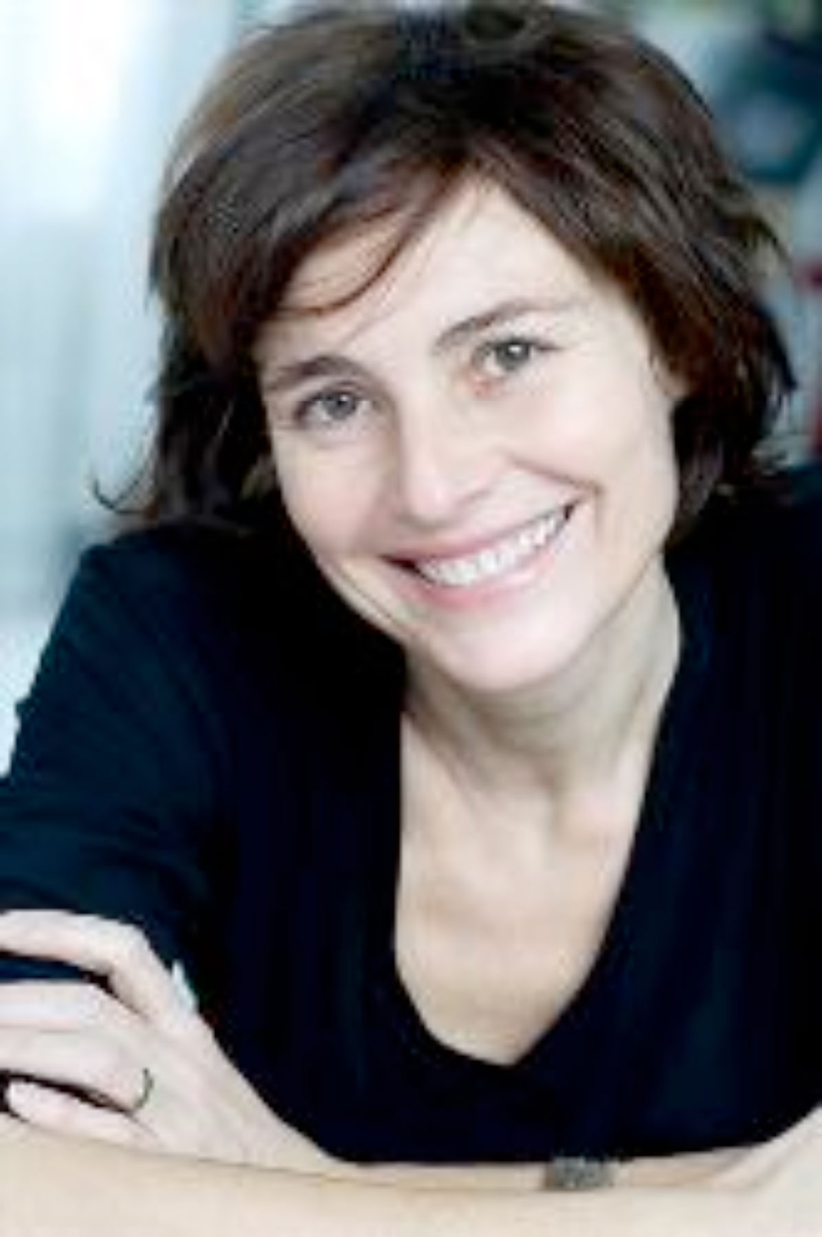 Nelly ALARD Membre de la SACD (Société des auteurs et compositeurs dramatiques) et de la WGA (Writers Guild of America)
