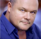 Hervé RENOH Hervé Renoh a réalisé deux longs métrages et plus de 30 téléfilms et épisodes de séries pour la télévision française.
À la télévision, chacune des fictions de prime-time qu’il a réalisées entre 2004 et 2006 ont figuré parmi les 100 meilleures audiences de la période, toutes chaînes et programmes confondus : Commissaire Moulin (8,7 millions de spectateurs, 38.5 % de PDA), Sauveur Giordano (9,19 millions, 36,4% de PDA, meilleur audimat de la série depuis sa création), R.I.S. Police Scientifique (10,07 millions, 39,7% de PDA). En 2007, il a contribué à la modernisation de la série Femmes de Loi en la faisant passer au format 52 minutes. En 2008, l’épisode de R.I.S. qu’il réalise lance la 4ème saison et touche encore 6,87 millions de spectateurs (30% de PDA), meilleur audimat de la série sur la saison.
Au cinéma, il a été assistant puis réalisateur seconde équipe sur des films tels que Les Amants du Pont-Neuf et Indochine (Oscar du Meilleur Film Étranger) avant d’écrire et réaliser Requiem, produit par Fidélité, et Coursier, produit par Europacorp en 2010. Les deux films ont été distribués dans plus de 45 pays et Coursier figure dans le TOP 20 des films français les plus rentables à l’étranger sur 2011 (classement Écran Total Spécial Cannes 2012).
En 2011, il aborde pour la première fois le public international à la télévision avec Jack of Diamonds (Rouge Diamant en version française), coproduction franco-germano-canadienne qui a rencontré le succès en Allemagne et au Canada, où le programme a été nominé aux 26ème Gemini Awards, équivalent canadien des Emmy Awards.
Rentré dans l’agence américaine Paradigm à Los Angeles fin 2011, il a collaboré à divers projets internationaux pour la télévision et le cinéma de 2012 à 2014 en étant basé aux USA. De retour en France, il développe maintenant son troisième long métrage tout en continuant à travailler pour la télévision.