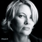 Sophie LOUBIERE Journaliste et romancière, Sophie Loubière s’est longtemps partagée entre le micro (France Inter, France Info) et la plume. Jacques Santamaria, alors directeur des Ateliers de Création de Radio France, est le premier à lui confier l’écriture de dramatiques radios (Les petits polars de Claude Chabrol) pour lesquelles elle obtient le prix Nouveau Talent Radio SACD en 1995. Suivra la commande d’un feuilleton de 100 épisodes Le secret du coffre rouge diffusé sur France Inter en 1997. Deux ans plus tard, Sophie Loubière publie son premier polar dans la collection Le Poulpe. Son univers : la maltraitance des sentiments, les secrets coupables de l’enfance. Femmes au bord du précipice, losers flamboyants ou vieilles dames indignes, de Paris à San Francisco (Dans l’œil noir du corbeau), de sa lorraine natale à la route 66 (Black coffee), elle construit son ouvrage, plonge le lecteur dans un trouble profond, puisant son inspiration dans des faits réels ou dans ce qui la touche intimement. En 2011, le succès de L’enfant aux cailloux lui vaut une reconnaissance internationale (plus de 60 000 exemplaires vendus, traduit en langue anglaise et disponible dans une vingtaine de pays). Une adaptation pour le cinéma est en court. Son neuvième roman A la mesure de nos silences (2015), est un hymne à la vie, entre ombre et lumière. Depuis 2010, Sophie Loubière se consacre essentiellement à l’écriture (Roman, télévision, cinéma).