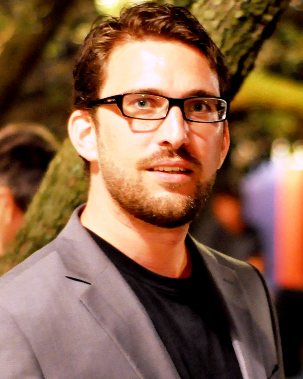 Clément THEOBALD C’est en passant son adolescence à fouiller les bacs des vidéoclubs que Clément Theobald a construit sa culture cinématographique. Plus cinéphage que cinéphile, il découvre les classiques, d’obscures séries B et les cinématographies les plus exotiques. Il décide alors que sa voie sera de raconter des histoires.
Après avoir étudié la Philosophie à Montréal et le Cinéma à Montpellier, il intègre le Conservatoire Européen d’Écriture Audiovisuelle en 2008. En plus de la technique et de la rigueur qui lui sont transmis, le CEEA lui donne la soif de découvrir et de décortiquer un maximum de séries : Teen-dramas, séries policières, fantastiques, soaps ou sitcoms, françaises, américaines, britanniques ou autres. En digérant ses découvertes, Clément en développe une écriture télévisuelle tournée vers l'addiction à grands renforts de cliffhangers et la référence comme jeu entre la série et son spectateur.
Diplômé en 2010, il travaille, à travers ses propres projets, sur des thématiques qui lui sont chères : la rédemption, l’amitié, ou la difficulté de mûrir. Passionné de culture japonaise, de séries, de littérature et de jeux vidéo, il aime métisser ses références pour présenter un point de vue personnel et original sur notre société. En parallèle, il intervient comme scénariste sur différents projets, télé ou cinéma et officie comme intervenant au sein de l’établissement auquel il doit tant, le CEEA.