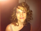 Julie-Albertine SIMONNEY Après des études de cinéma à Brooklyn et suite à une adoration pour Éric Rohmer et Buffy contre les vampires, Julie-Albertine se lance dans le scénario. Elle écrit aujourd’hui pour la télévision et le cinéma. Aussi, elle fait du stand-up, c’est-à-dire qu’elle raconte des blagues à un micro devant des gens qui boivent des bières et comme hobbie, elle aime parler d’elle à la troisième personne