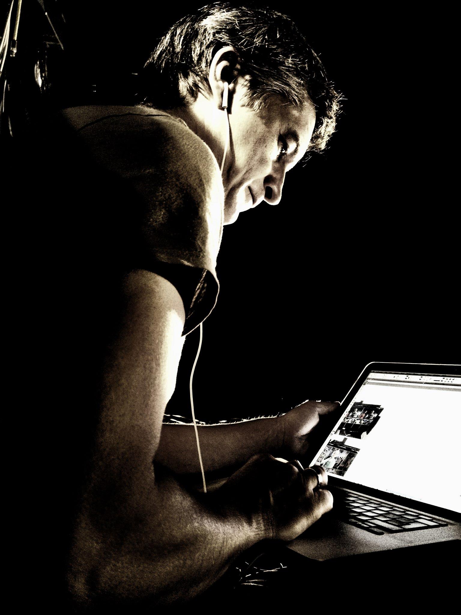 Arnaud LE GOFF Qu’il s’agisse de pub, de reportage, d’émission TV, de captation, ou de documentaire ma démarche se caractérise par l’utilisation de tous les codes de la fiction dans un seul but : raconter une histoire.
Mon propos : Développer une direction artistique forte et créer un univers pour rendre les histoires encore plus crédibles.
Venant du graphisme, de la publicité et du reportage j’ai travaillé à la création et à la conception d’émissions musicales comme Tracks sur Arte, le Ring sur France Ô, ou Live@Home, mais aussi pub, fictions et web séries.
https://vimeo.com/301961487