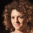 Mélanie FURNE-CORBIZET Diplômée des Gobelins en multimédia, je joue avec les images et le son depuis l’avènement
du bug de l’an 2000.
J’ai cultivé mon côté créatif et décalé au sein de CANAL+ pendant une période foisonnante
où j’ai conçu et réalisé moults vidéos pour les internets.
À la suite d’une épiphanie en plein cours de théâtre d’improvisation, je suis partie me
former au scénario à Louis Lumière, auprès des grands maîtres Jérôme Boivin et Niko
Tackian.
Depuis, je m’épanouis dans l’écriture et la réalisation sans me limiter à un seul format.
Parce que je suis protéiforme et je n’aime pas entrer dans des cases.